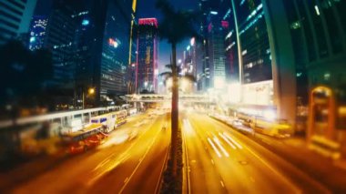 Hong Kong akşam sokaklarında.