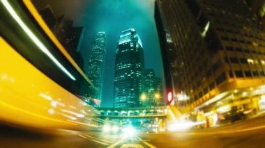 Hong Kong akşam sokaklarında.