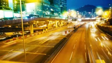 Hong Kong akşam sokaklarında. Zaman atlamalı.
