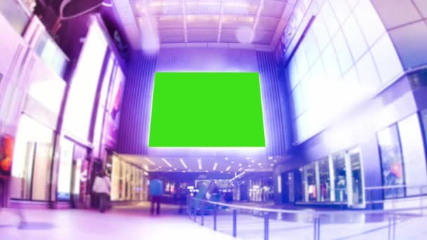 Een bord met een groen scherm op een avond straten van Hong Kong tijd Lapse — Stockvideo
