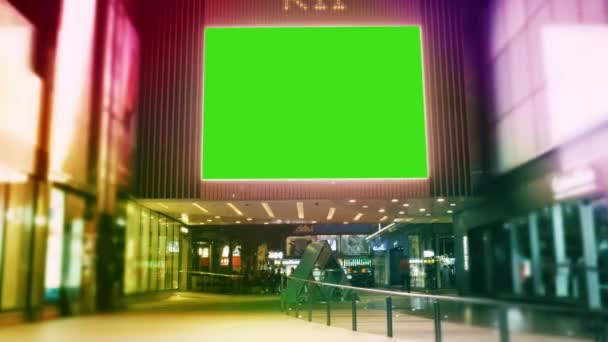 A Billboard With a Green Screen on a Evening Streets of Hong Kong .time Lapse — Stock Video