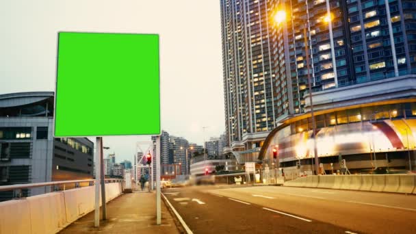 Un tabellone per le affissioni con uno schermo verde su una sera Strade di Hong Kong .time Lapse — Video Stock