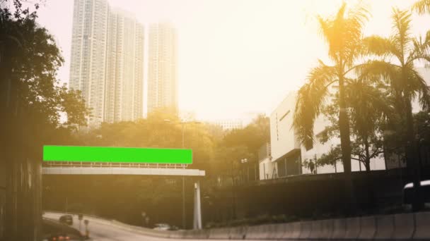 Una cartelera con una pantalla verde en una calle — Vídeos de Stock