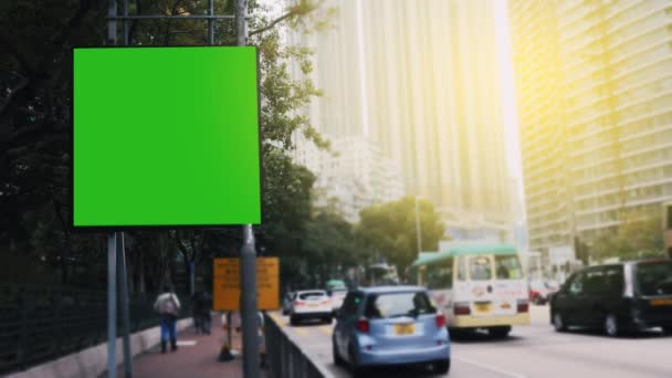 Una cartelera con una pantalla verde en una calle — Vídeo de stock