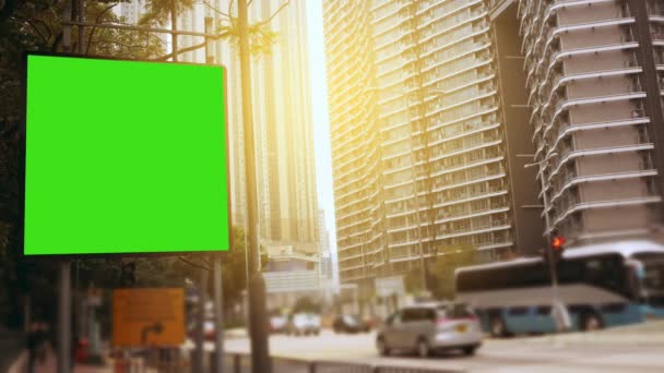 Eine Plakatwand mit grünem Bildschirm auf einer Straße — Stockvideo