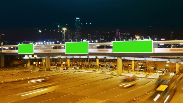 Uma Billboard com uma tela verde em uma rua — Vídeo de Stock