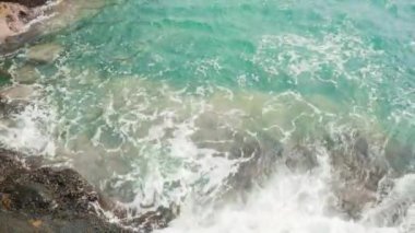 kıyı buzlu dalgalar gürültüyle çarpmak