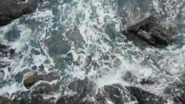 kıyı buzlu dalgalar gürültüyle çarpmak