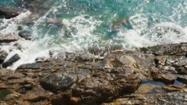 kıyı buzlu dalgalar gürültüyle çarpmak