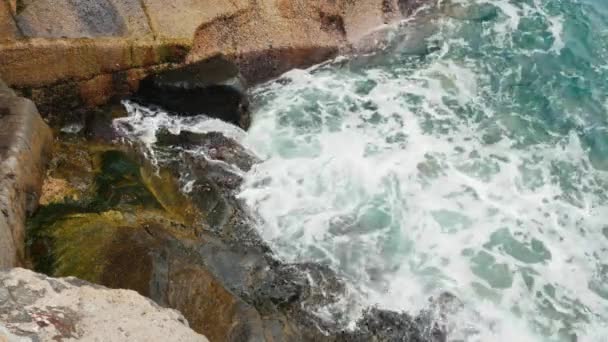 Las olas se estrellan en las rocas de la orilla — Vídeo de stock