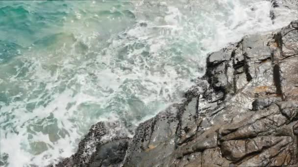 De Crash van de golven op de rotsen van de kust — Stockvideo