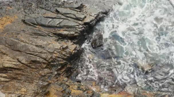 Le onde si infrangono sulle rocce della costa — Video Stock