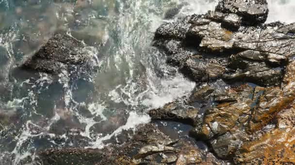 海岸の岩に波のクラッシュ — ストック動画