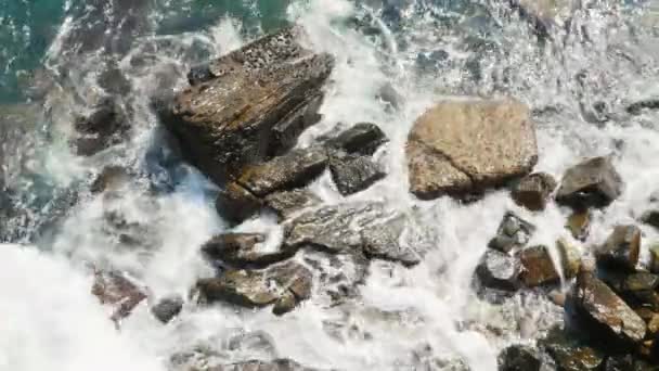 Las olas se estrellan en las rocas de la orilla — Vídeos de Stock