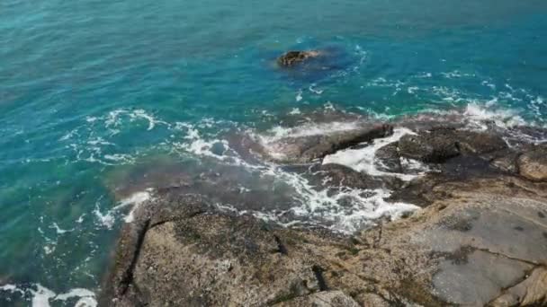 Las olas se estrellan en las rocas de la orilla — Vídeos de Stock