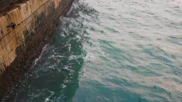 O acidente de ondas nas rochas da costa — Vídeo de Stock