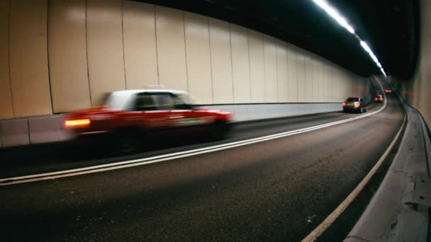 Carros de condução no túnel — Vídeo de Stock