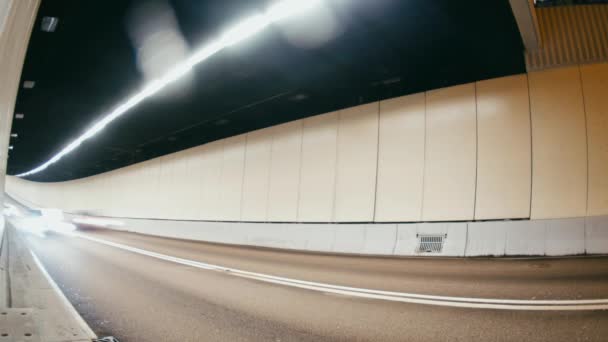 Auto's rijden in tunnel — Stockvideo