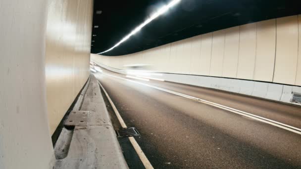 Auto's rijden in tunnel — Stockvideo