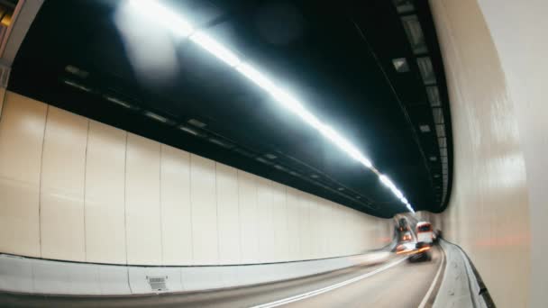 Auto's rijden in tunnel — Stockvideo