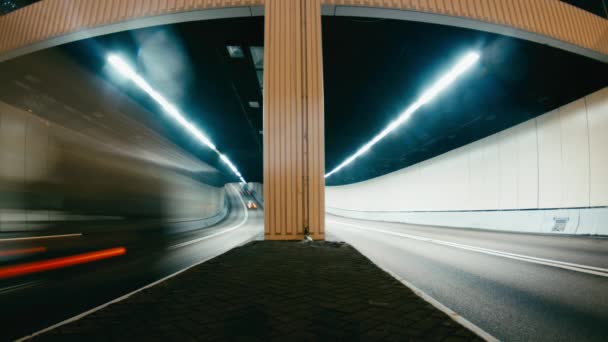 Autos fahren im Tunnel — Stockvideo