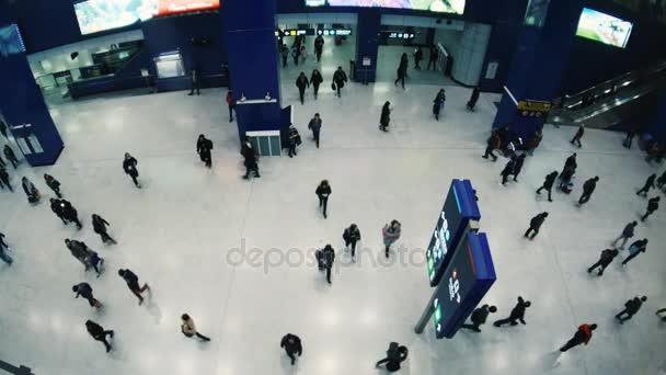 Hong Kong, china - 26 Feb, 2017: menigte van mensen op het Station van de Metro — Stockvideo