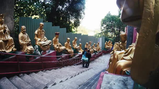 Ο ναός του δέκα χιλιάδες Βούδες: Χονγκ Κονγκ, Κίνα - 3 Απρίλιος 2017 — Αρχείο Βίντεο