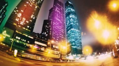 Hong Kong akşam sokaklarında. Zaman atlamalı.