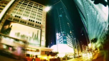 Hong Kong akşam sokaklarında. Zaman atlamalı.