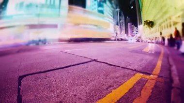 Hong Kong akşam sokaklarında. Zaman atlamalı.