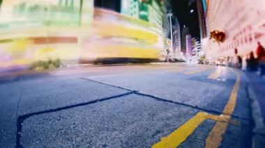 Hong Kong akşam sokaklarında. Zaman atlamalı.