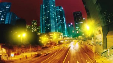 Hong Kong akşam sokaklarında. Zaman atlamalı.