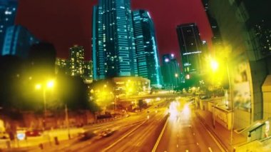 Hong Kong akşam sokaklarında. Zaman atlamalı.