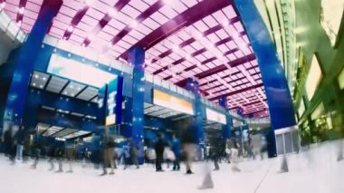 Hong Kong akşam sokaklarında. Zaman atlamalı.
