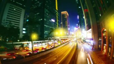 Hong Kong akşam sokaklarında. Zaman atlamalı.