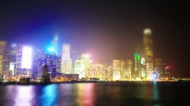 Hong Kong akşam sokaklarında. Zaman atlamalı.