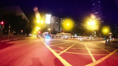 Hong Kong akşam sokaklarında. Zaman atlamalı.