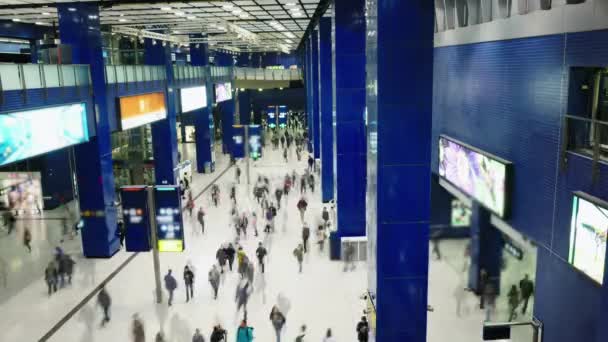 Menigte van mensen op het metrostation — Stockvideo