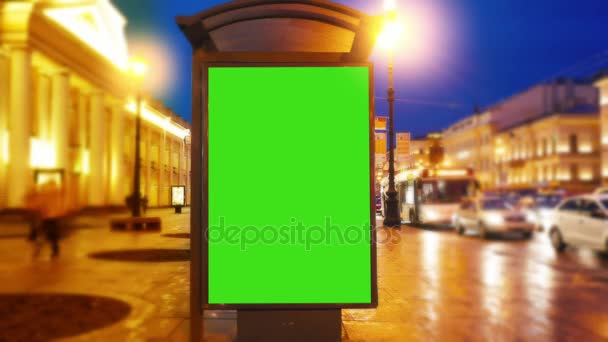 Una cartelera con una pantalla verde en las calles de una noche — Vídeos de Stock