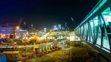 Hong Kong akşam sokaklarında. Zaman atlamalı.