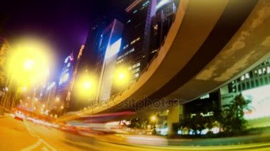 Hong Kong akşam sokaklarında. Zaman atlamalı.