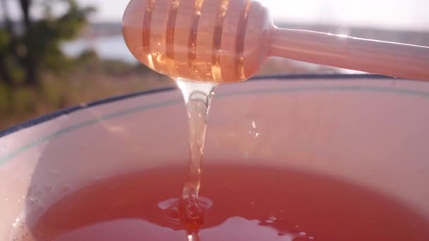 Honing Dipper.flowing honing. — Stockvideo