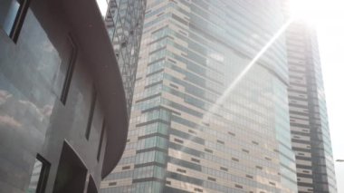 Parlak güneş gökdelenler arasında