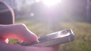 Adam akıllı telefon açık havada kullanır