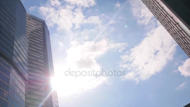 Bright Sun mezi mrakodrapy — Stock video