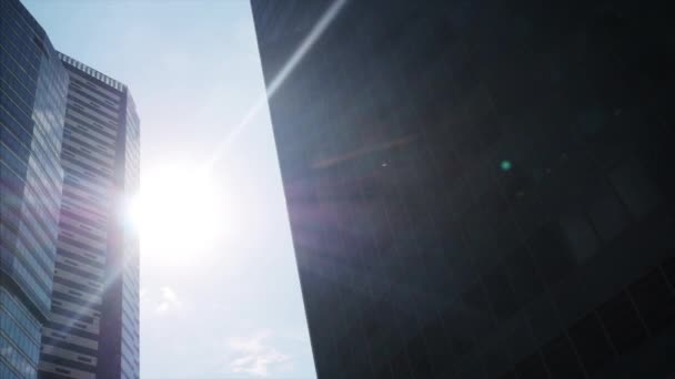 Яркое солнце между небоскребами — стоковое видео