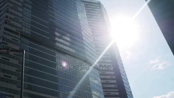 El sol brillante entre los rascacielos — Vídeo de stock
