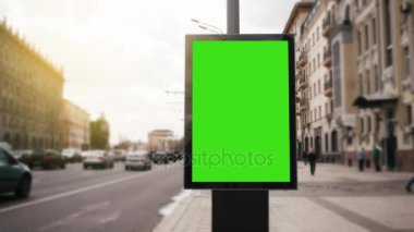 bir Pano yoğun bir cadde üzerinde yeşil bir ekran ile