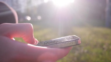 Adam akıllı telefon açık havada kullanır