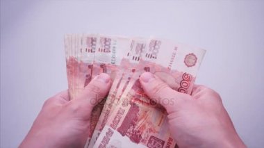Adam parayı sayar. Rus ruble.